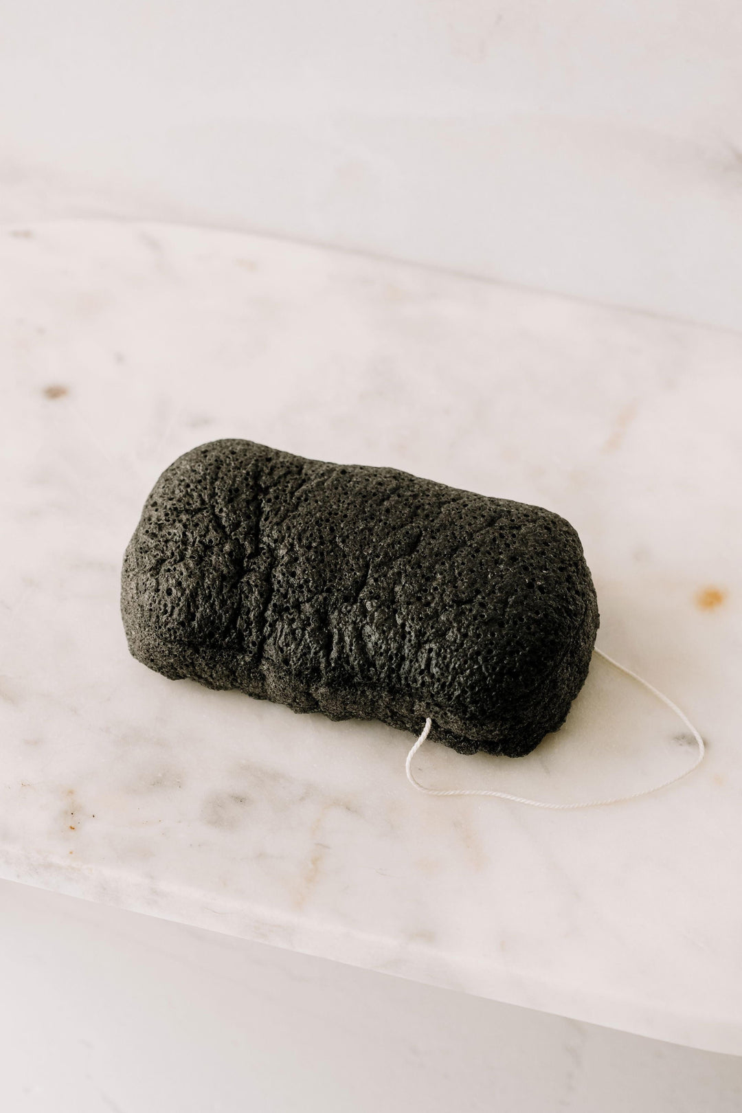 Éponge konjac pour le corps - Charbon Marée - Chandelles 